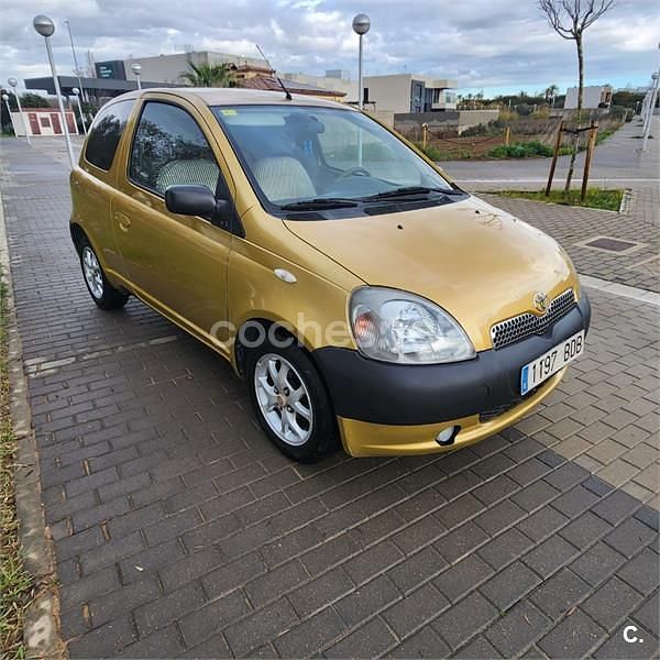Usado Toyota Yaris Sol 68 CV (50 kW) 1999 Amarillo Berlina