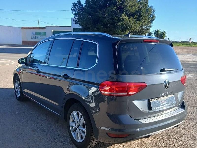 Usado VW Touran Advance 122 CV (89 kW) 2021 Gris / plata Monovolumen