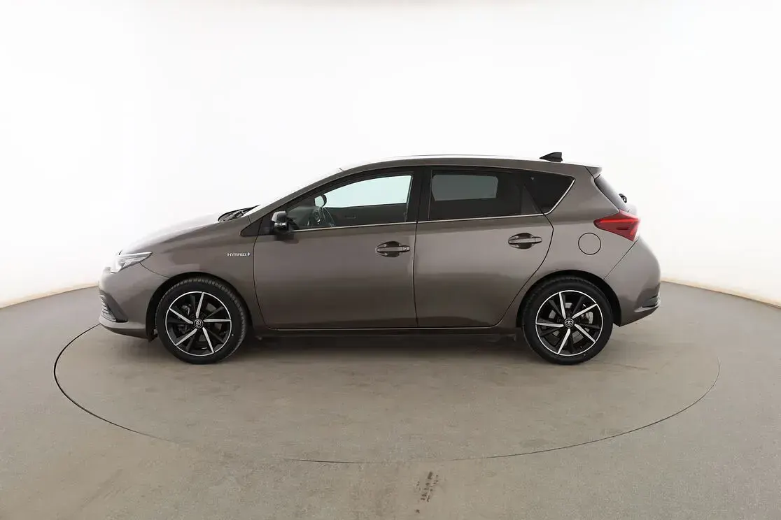 Usado Toyota Auris Hybrid Advance 136 CV (100 kW) 2017 Gris Berlina