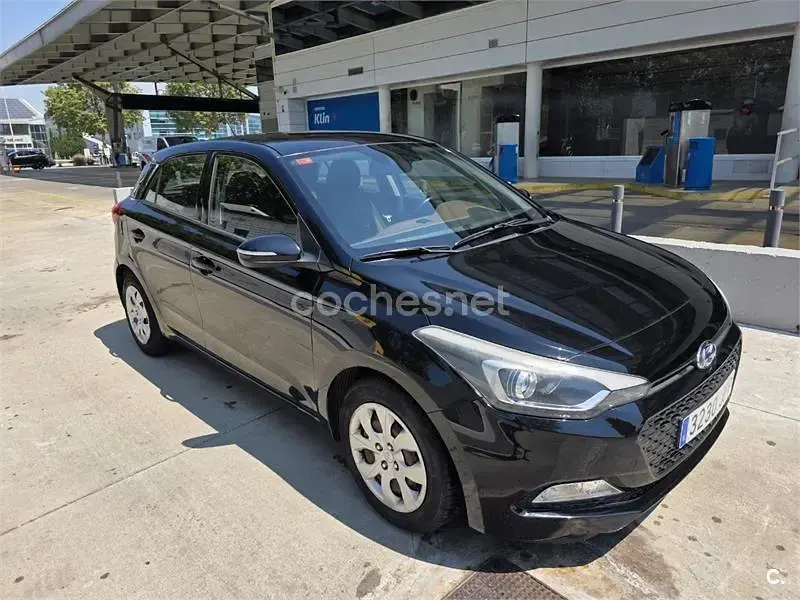 Usado Hyundai i20 84 CV (61 kW) 2016 Negro Berlina