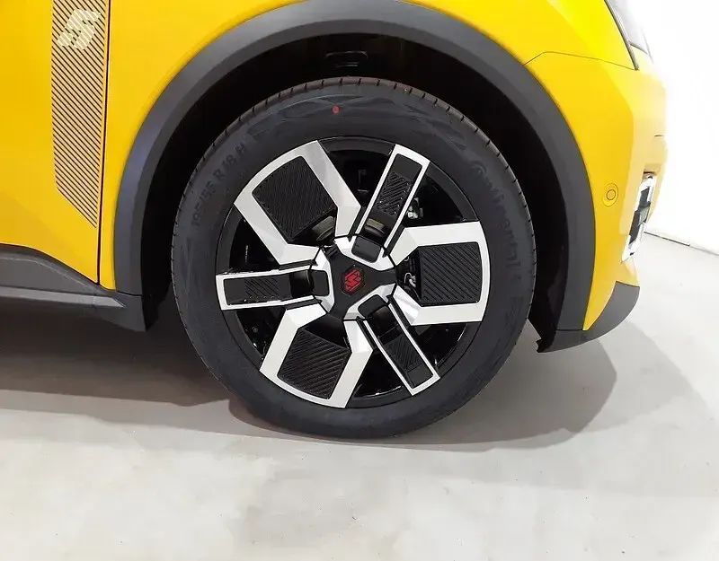Begagnad Renault R5 Techno 88 kW (120 HK) 2025 Gul Halvkombi