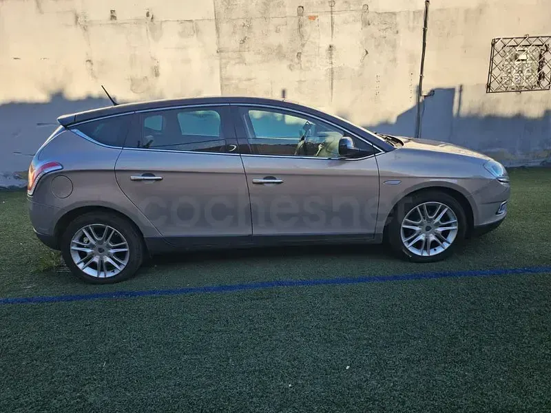 Usado Lancia Delta 120 CV (88 kW) 2010 Beige Utilitario