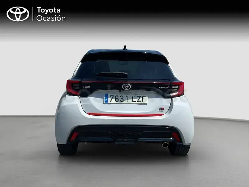 Usado Toyota Yaris Hybrid Sport 116 CV (85 kW) 2022 Gris / plata Berlina