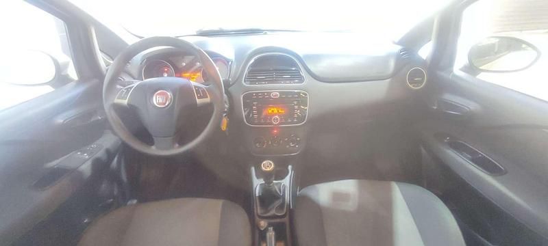 Usado Fiat Punto Lounge 77 CV (56 kW) 2014 Gris Utilitario