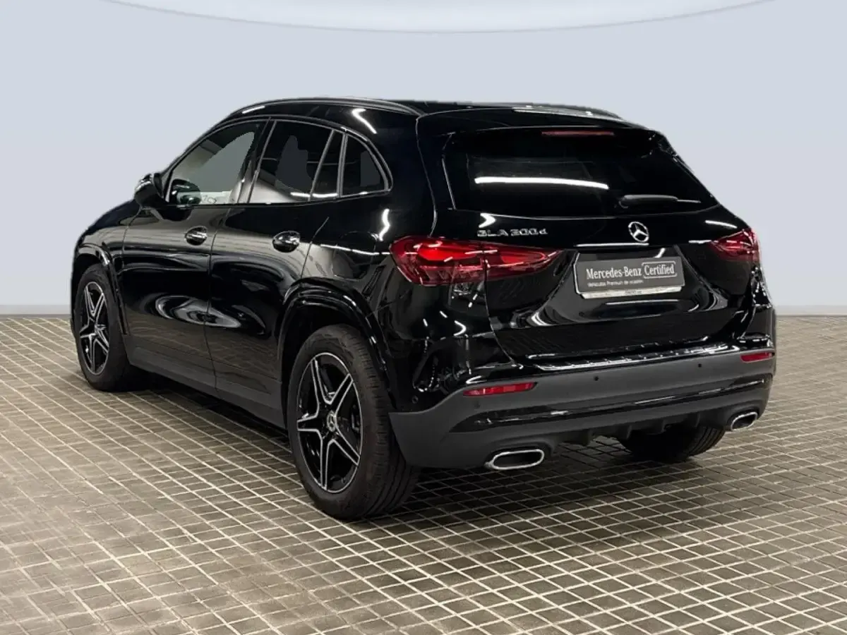 Käytetty Mercedes GLA200 150 HP (110 kW) 2024 Musta Katumaasturi