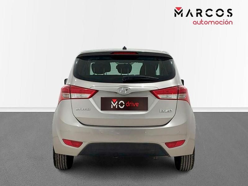 Usado Hyundai ix20 126 CV (92 kW) 2016 Gris Utilitario