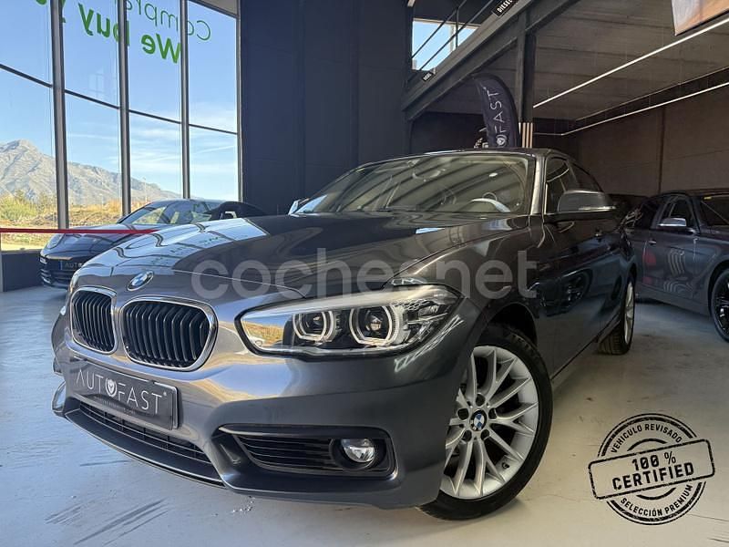 Gris / plata Usado 2018 BMW 118 Comfort Edition Utilitario | 17.990 € (Precio justo) - Imagen 1/4
