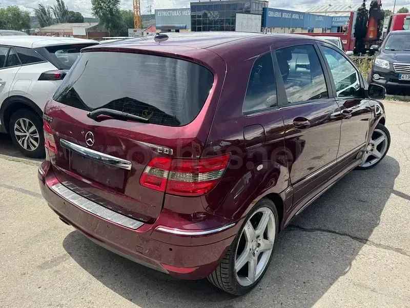Usado Mercedes B200 136 CV (100 kW) 2011 Granate Monovolumen