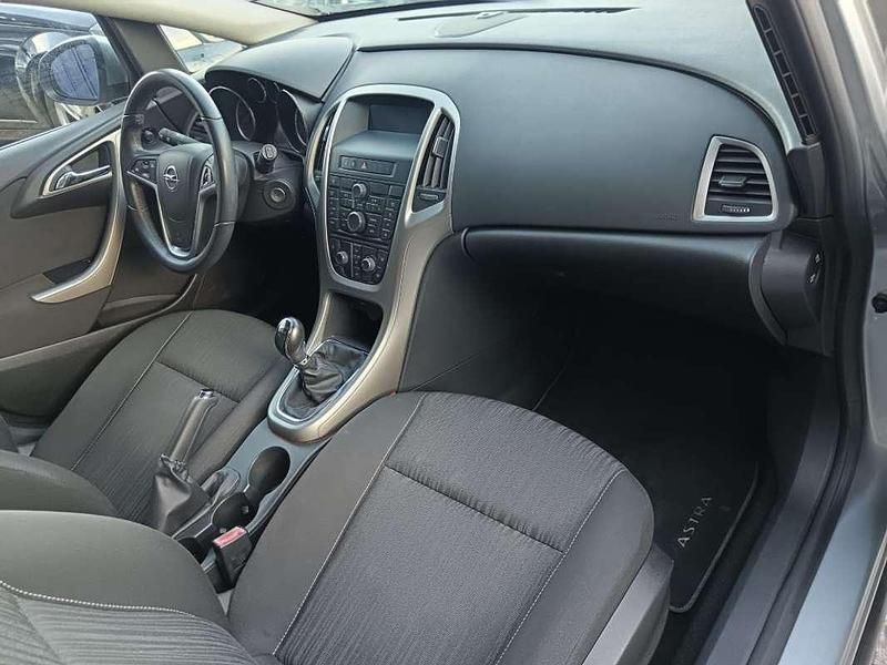 Usado Opel Astra Selective 110 CV (80 kW) 2012 Gris Utilitario