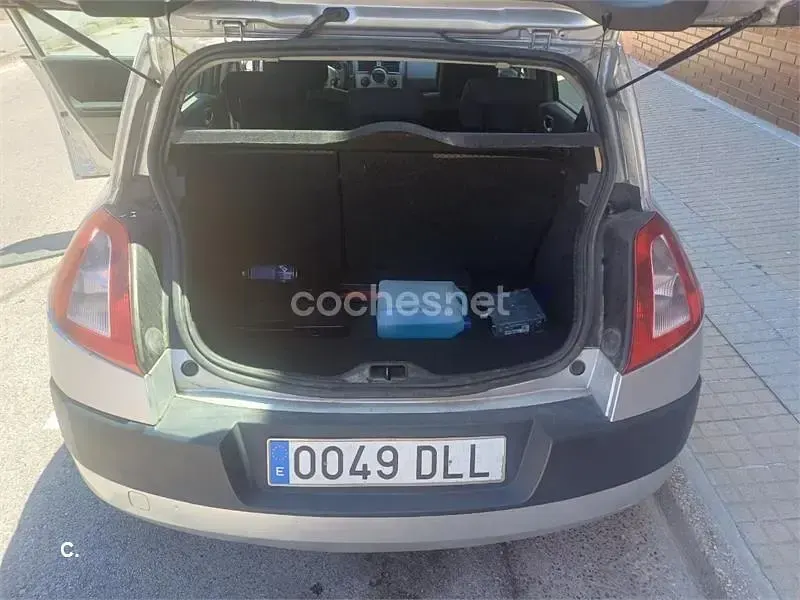 Usado Renault Mégane Dynamique 115 CV (84 kW) 2005 Gris / plata Berlina