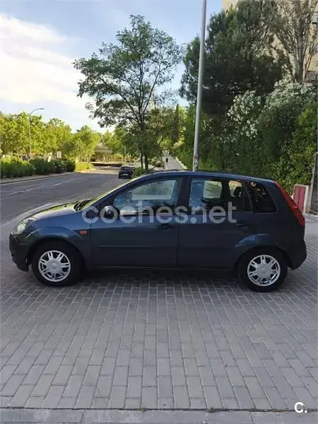Usado Ford Fiesta Trend 90 CV (66 kW) 2006 Gris / plata Utilitario