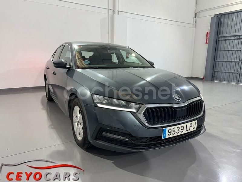 Gris / plata Usado 2021 Skoda Octavia Ambition Berlina | 16.000 € (Precio justo) - Imagen 1/4