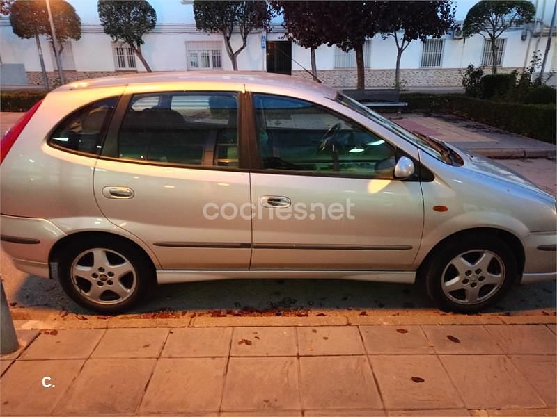 Usado Nissan Almera Tino Visia 112 CV (82 kW) 2004 Gris / plata Monovolumen