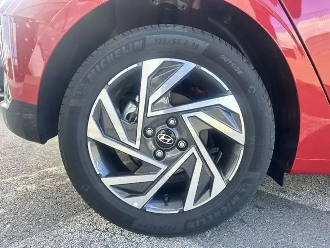 Usado Hyundai i20 101 CV (74 kW) 2025 Rojo Utilitario