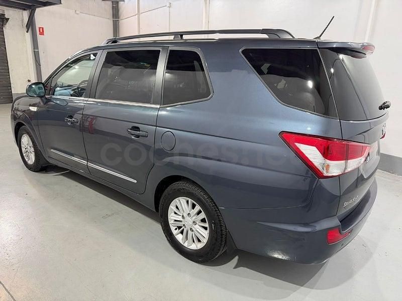 Usado Ssangyong (KGM) Rodius 178 CV (130 kW) 2018 Gris / plata Monovolumen