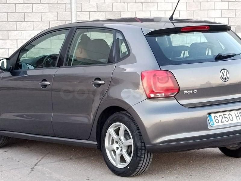 Usado VW Polo Advance 70 CV (51 kW) 2014 Gris / plata Berlina