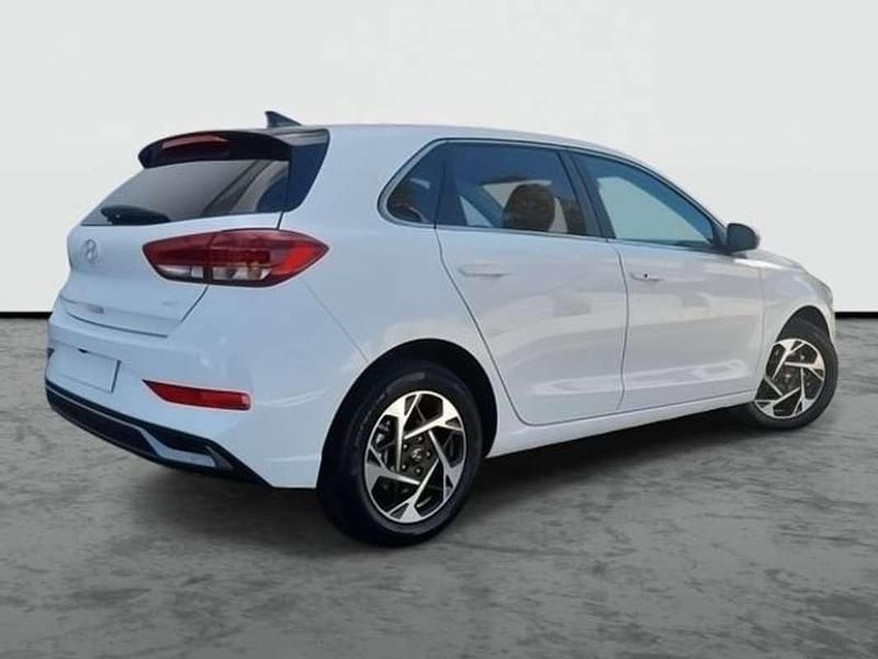 Usado Hyundai i30 101 CV (74 kW) 2025 Blanco Berlina