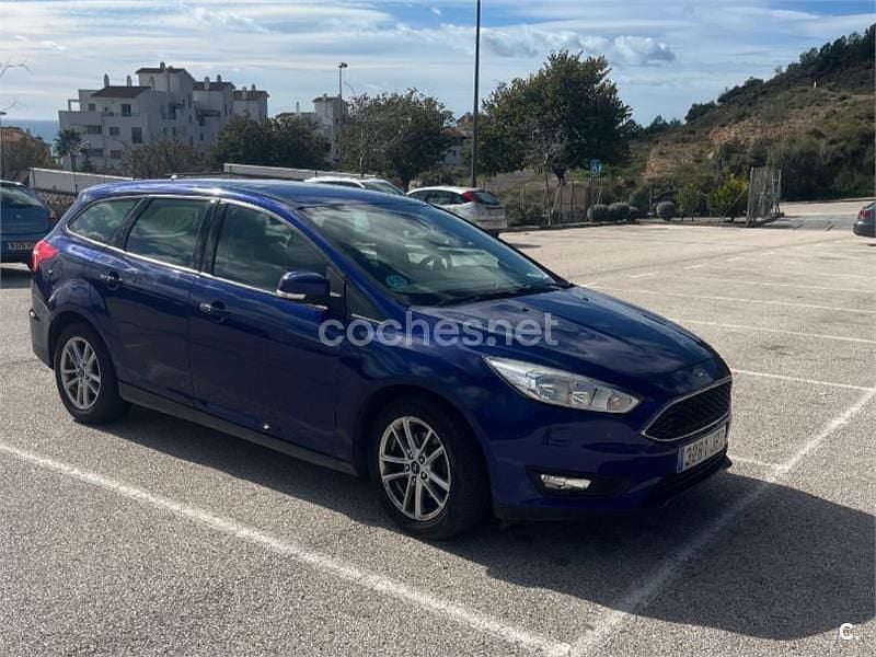 Usado Ford Focus Trend 125 CV (91 kW) 2017 Azul Familiar