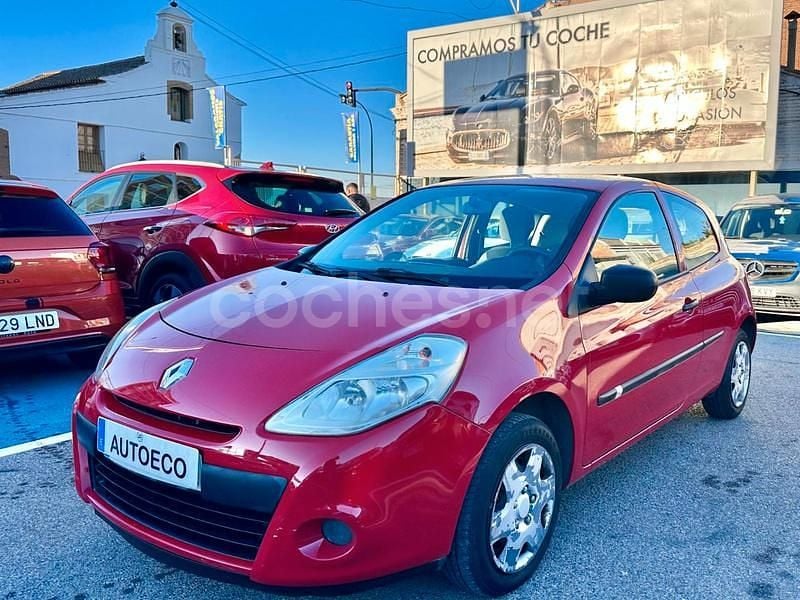 Rojo Usado 2011 Renault Clio II Authentique Berlina | 3490 € (Buen precio) - Imagen 1/4