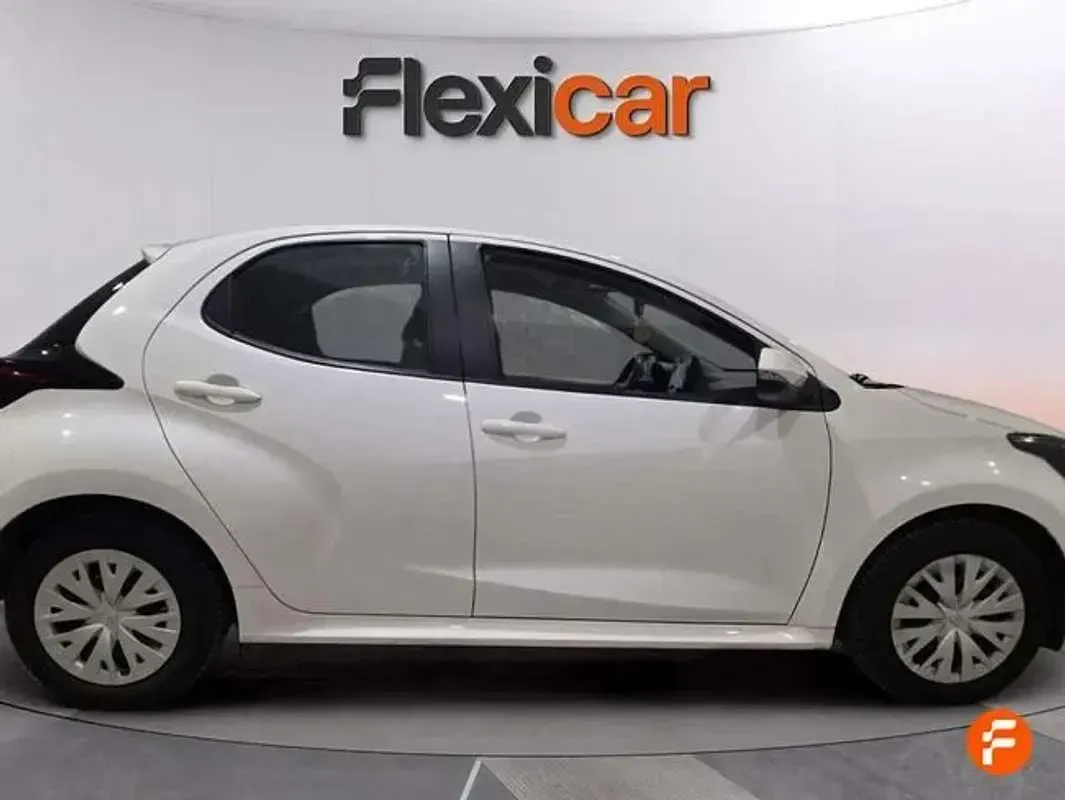 Usado Toyota Yaris Comfort 72 CV (52 kW) 2023 Blanco Utilitario