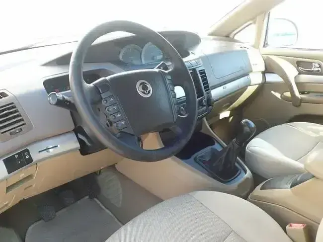 Usado SsangYong Rodius 165 CV (121 kW) 2013 Gris Monovolumen