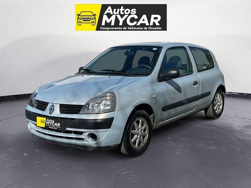 Usado Renault Clio II Privilege 75 CV (55 kW) 2004 Gris / plata Berlina
