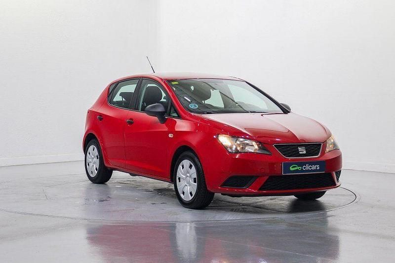 Usado Seat Ibiza Reference 90 CV (66 kW) 2015 Rojo Berlina