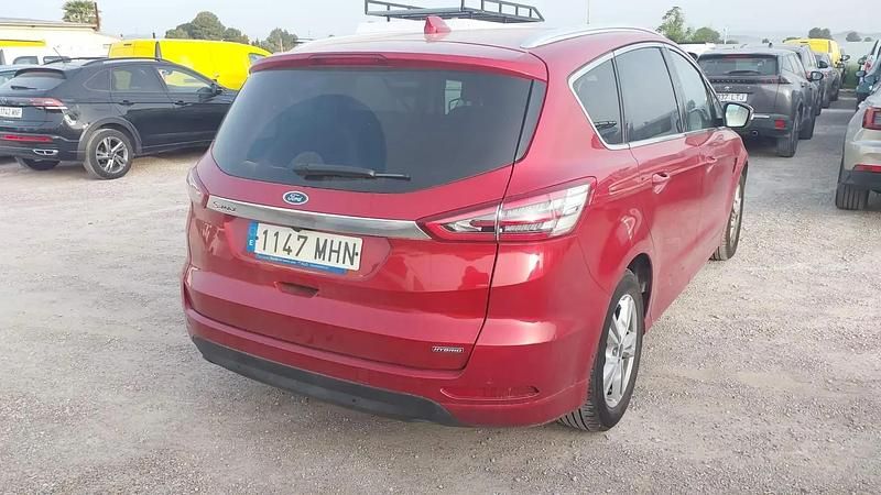 Begagnad Ford S-MAX Titanium 190 HK (139 kW) 2023 Röd Minibuss