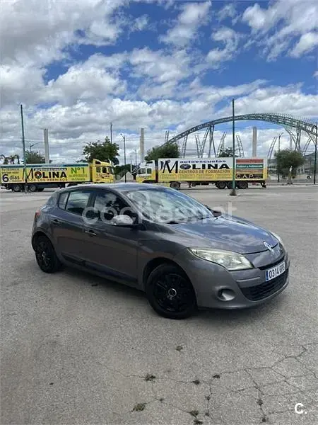 Usado Renault Mégane Dynamique 105 CV (77 kW) 2009 Gris / plata Berlina