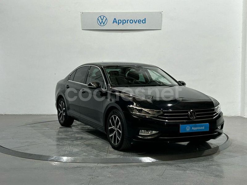 Negro Usado 2023 VW Passat Executive Berlina | 35.500 € (Super precio) - Imagen 1/4