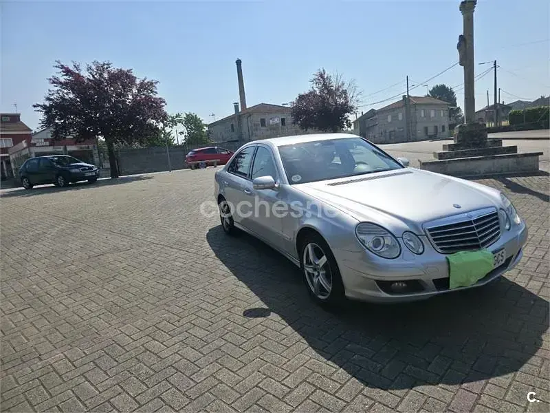 Usado Mercedes E200 Avantgarde 136 CV (100 kW) 2008 Gris / plata Berlina