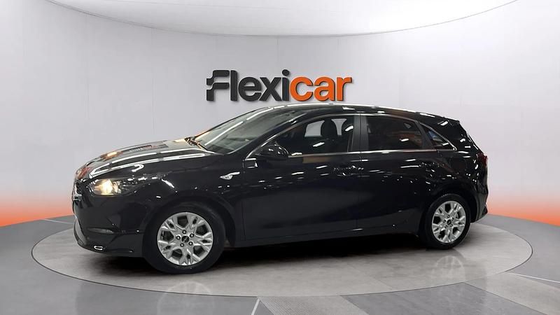 Usado Kia Ceed 136 CV (100 kW) 2023 Negro Utilitario