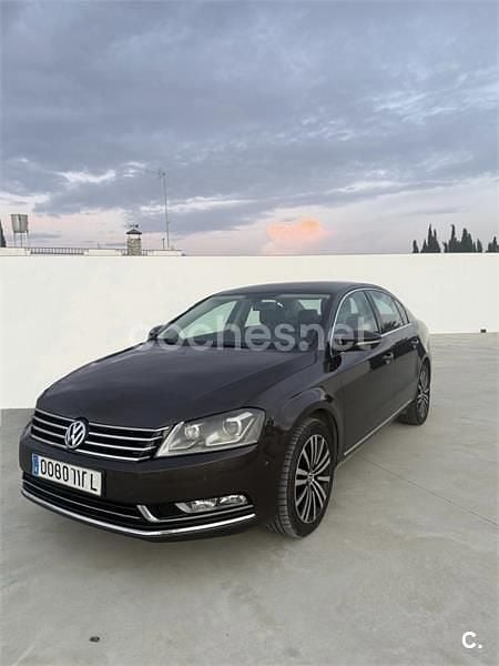 Marrón Usado 2013 VW Passat R-line BlueMotion Berlina | 10.999 € (Precio justo) - Imagen 1/4
