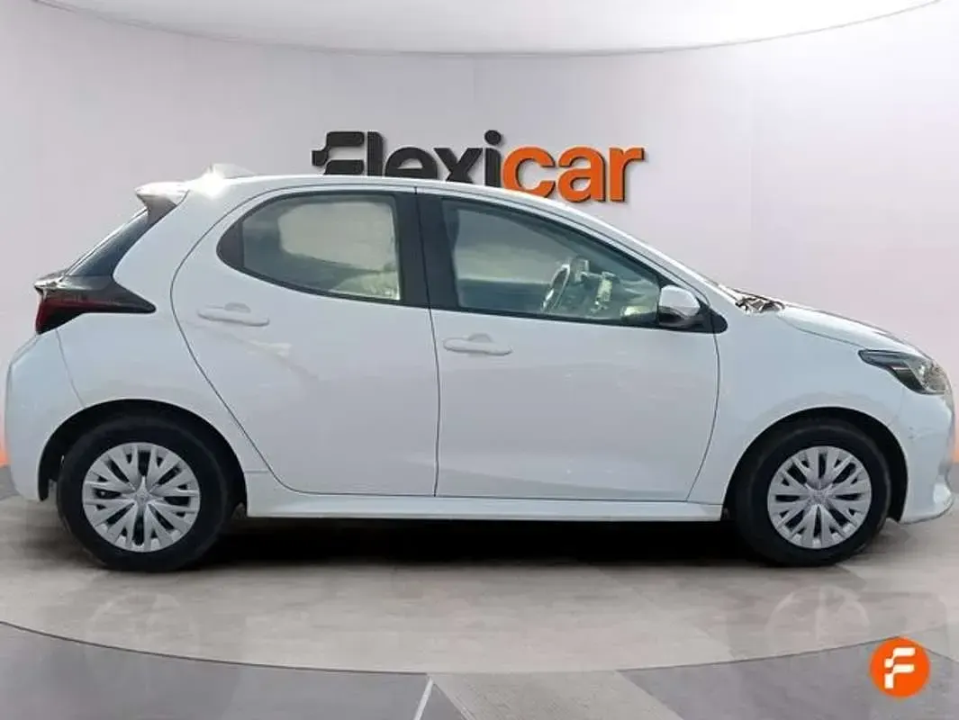 Usado Toyota Yaris Hybrid Active 116 CV (85 kW) 2021 Blanco Utilitario