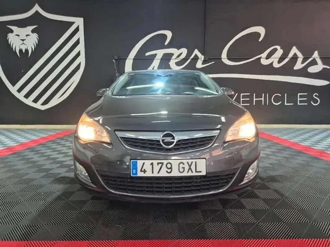 Usado Opel Astra Cosmo 116 CV (85 kW) 2010 Gris Utilitario