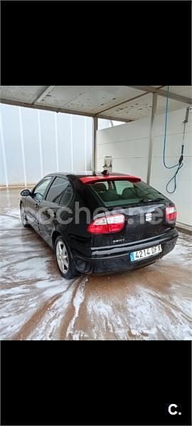 Usado Seat Leon Sport 105 CV (77 kW) 2005 Negro Utilitario