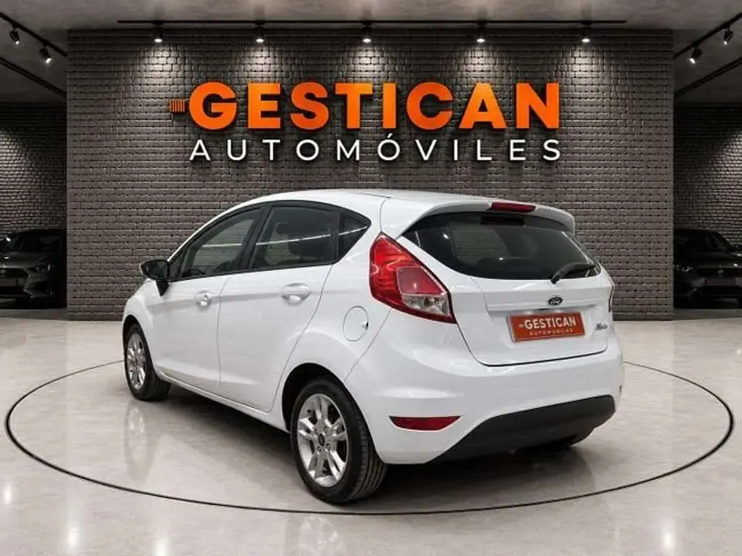 Usado Ford Fiesta Trend 82 CV (60 kW) 2015 Blanco Utilitario