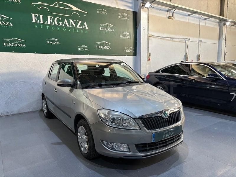 Usado Skoda Fabia Elegance 105 CV (77 kW) 2012 Gris / plata Berlina
