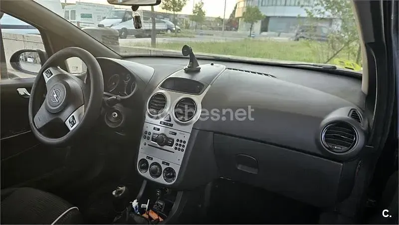 Usado Opel Corsa Essentia 75 CV (55 kW) 2011 Negro Utilitario