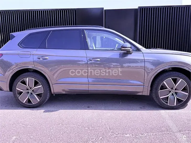 Usado VW Touareg R-line 286 CV (210 kW) 2025 Gris / plata SUV