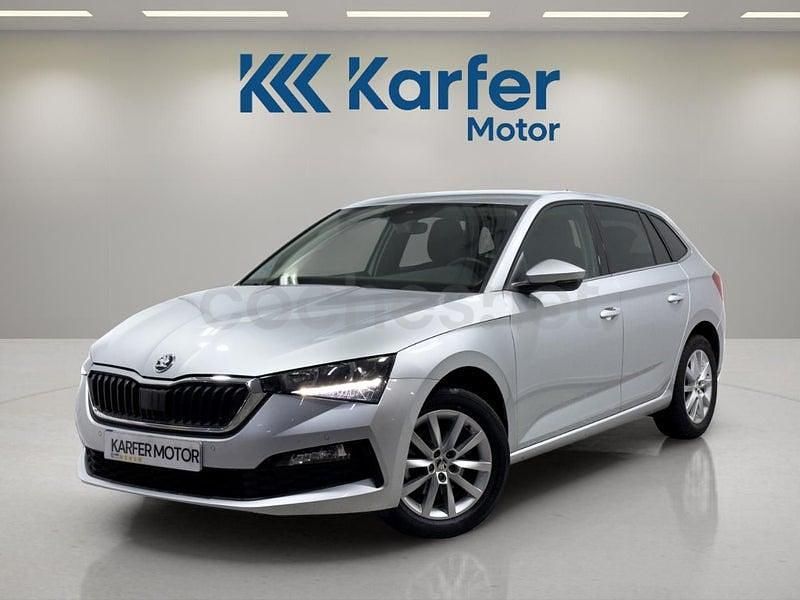 Usado Skoda Scala Style 110 CV (80 kW) 2022 Gris / plata Utilitario