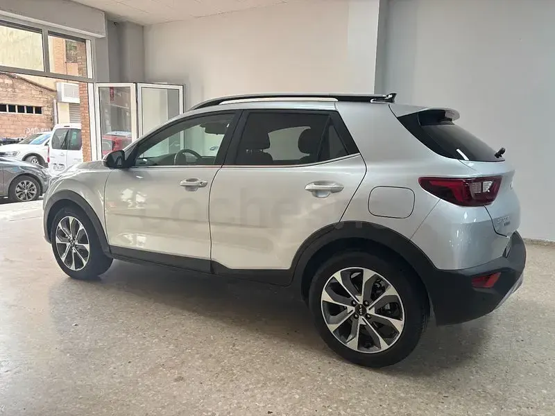 Usado Kia Stonic Style 100 CV (73 kW) 2025 Gris / plata SUV