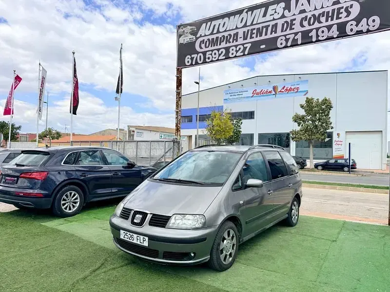 Usado Seat Alhambra Reference 140 CV (102 kW) 2007 Gris / plata Monovolumen