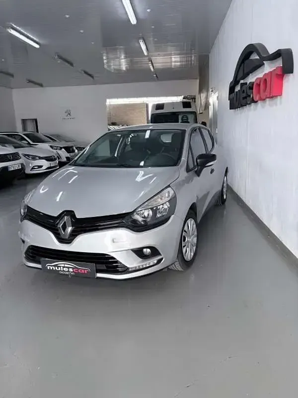 Usado Renault Clio Business 75 CV (55 kW) 2019 Plateado Utilitario