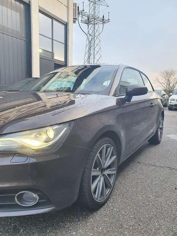 Usado Audi A1 Attraction 122 CV (89 kW) 2010 Marrón Utilitario