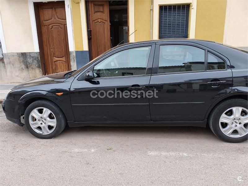 Usado Ford Mondeo Ghia 130 CV (95 kW) 2003 Negro Berlina
