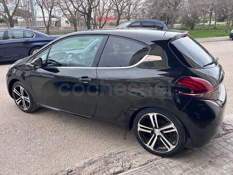 Usado Peugeot 208 GT-line 120 CV (88 kW) 2017 Negro Utilitario