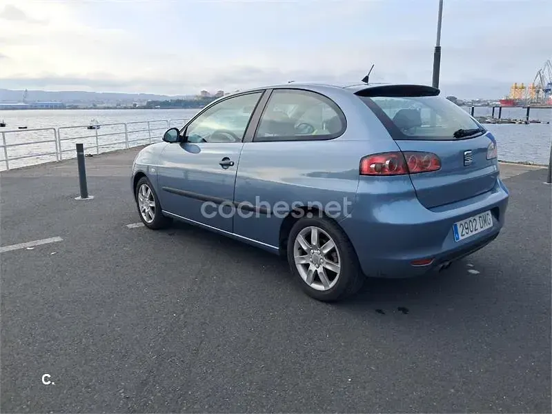 Usado Seat Ibiza 100 CV (73 kW) 2005 Azul Utilitario