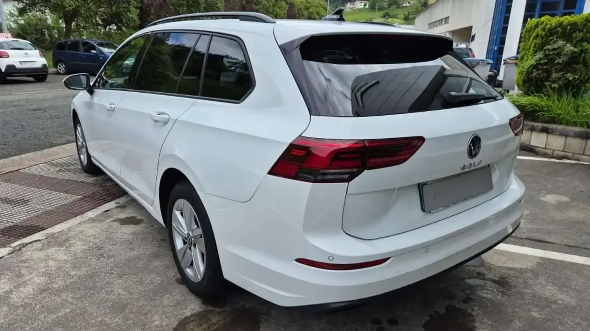 Usado VW Golf VIII Life 116 CV (85 kW) 2023 Blanco Familiar