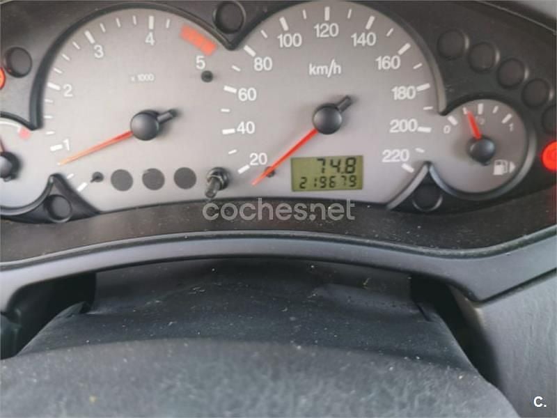 Usado Ford Focus Trend 90 CV (66 kW) 2001 Gris / plata Berlina